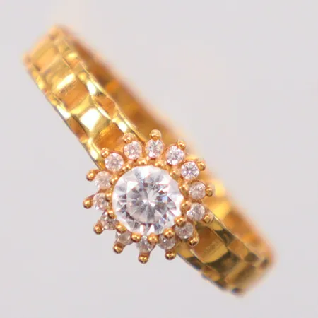 Ring Ø17¾, vita stenar, ojämn i skenan, 21K Vikt: 2,2 g