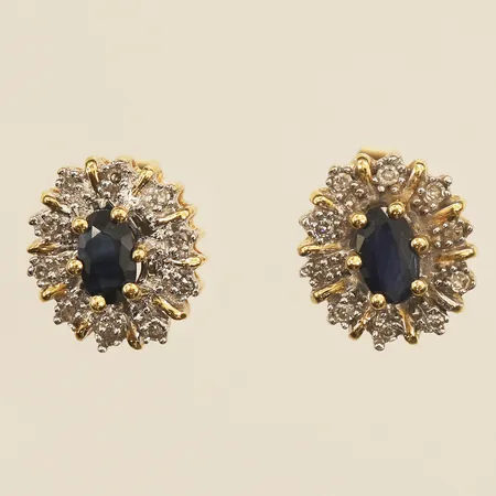 Ett par örhängen diamanter 20x ca 0,001ct, troligen syntetiska safirer, längd 10,5mm, bredd 9,5mm, GHA, 18K Vikt: 3,7 g