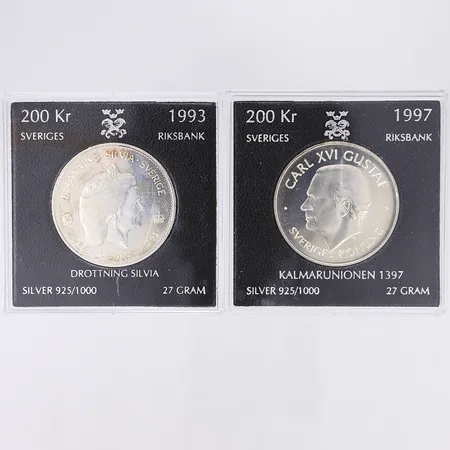 2 jubileumsmynt i etuier, Drottning Silvia 50år 1993, nominellt värde 200kr, samt Kalmarunionen 600års jubileum 1997, nominellt värde 200kr, silver 925/1000 54g Vikt: 54 g