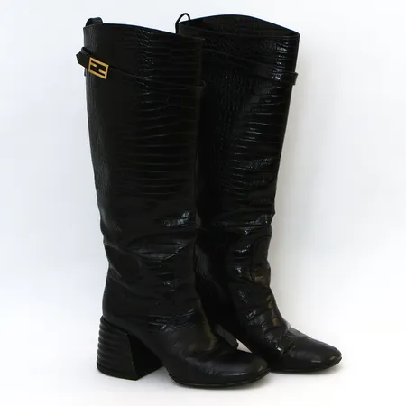 Stövlar Fendi i crocopräglat kalvläder, stl 37, nyligen omklackade, med dustbag och box. 