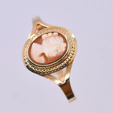 Ring med Camé, stl 17½, bredd 2-11 mm, 18K. Vikt: 1,2 g