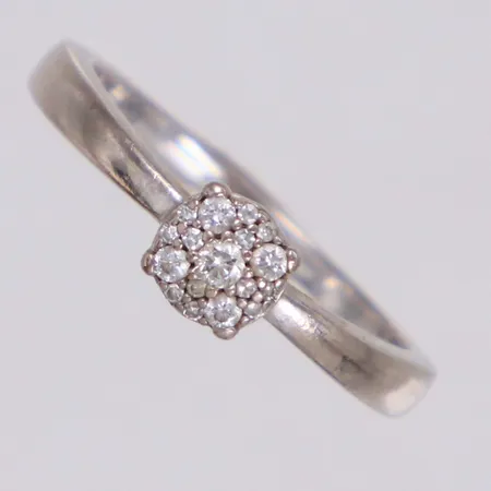 Ring med diamanter 1xca0,02ct, 4xca0,01ct, 12xca0,005ct åttkantslipade, stl 16½, bredd 1,5-5mm, vitguld, GHA, 18K Vikt: 3,1 g