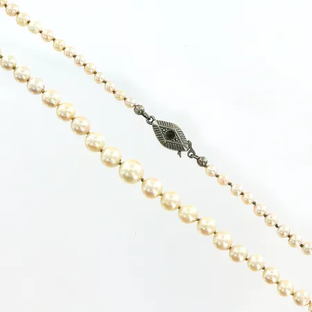 Pärlcollier 52cm, odlade saltvattenspärlor, doserat Ø3-7mm, pärlorna i bra skick med fin lyster, dock i behov av rengöring, pärla på lås saknas, silver 835/1000.  Vikt: 0 g