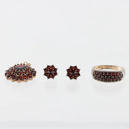 Diverse silversmycken med granater. Vikt: 10,1 g