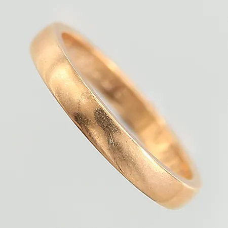 Ring, stl: 17½, bredd: 3mm, gravyr, 18K  Vikt: 3,7 g