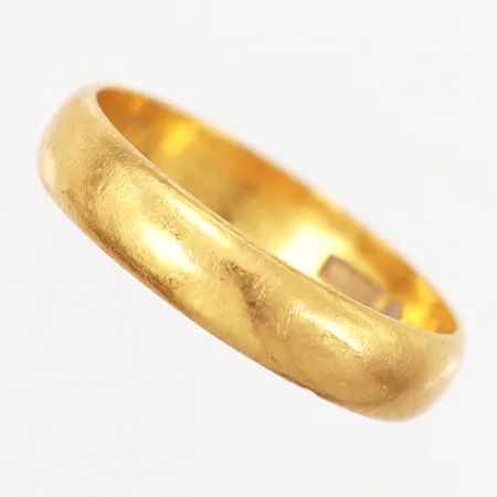 Ring slät stl 19½, bredd: 4mm, gravyr, 23K Vikt: 6,2 g