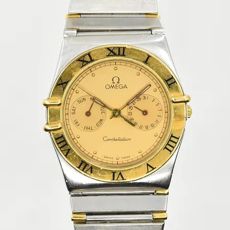 Armbandsur Omega Constellation, boett Ø33 mm, quartz, guld/stål, dag, datum, halvstav, refnr 396.1080, verknr 255472, länkreferens 1448/431, behov av batteribyte, en raider saknas, inga tillbehör.