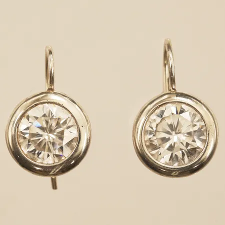 Ett par örhängen med vita stenar, längd 18,2mm, bredd 11mm, 925/1000 silver Vikt: 3,7 g