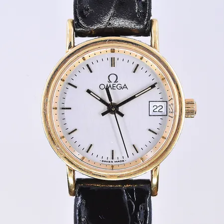 Damur Omega, quartz,  datum, Ø23 mm, graverad boett, 18K, svart läderband. Bruttovikt 17,1g.