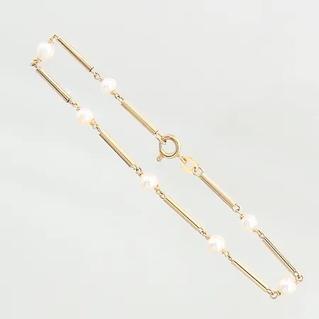 Armband med odlade saltvattenpärlor Ø4,2-4,4mm, längd 18,5cm, bredd 1,9-4,4mm, 18K Vikt: 3,1 g