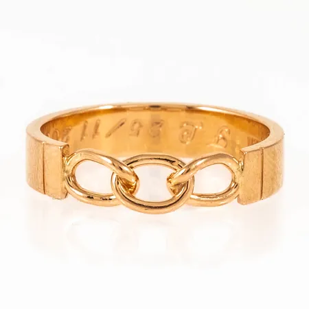 Ring Rebecka Orden i 18K guld. Den är i storlek 20, är 5 mm bred och väger 5,9g. Stämplad GIU (Guldsmedjan i Umeå AB), 18K och kattfot. Gravyr. 