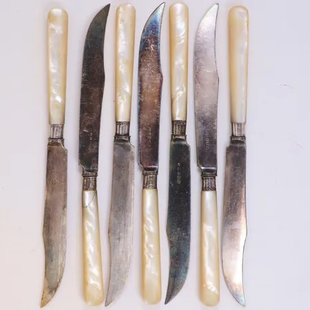 Sju fruktknivar med pärlemors skaft, längd ca 21cm, engelska stämplar, bruksslitage, en skaft defekt, 925/1000 silver Vikt: 344,5 g