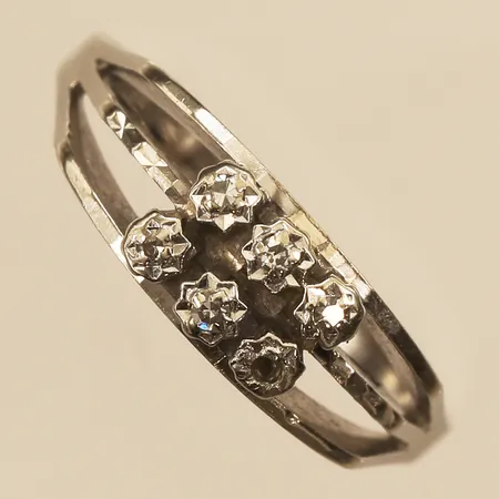 Ring med diamanter 6 x ca0,01ct, stl 17, bredd ca 6mm, gravyr, 18K Vikt: 2,9 g