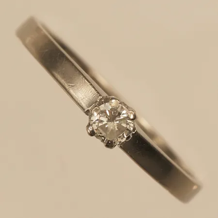 Ring med diamant 1 x ca0,12ct, stl 16¾, bredd ca 3,5mm, 18K  Vikt: 2,2 g