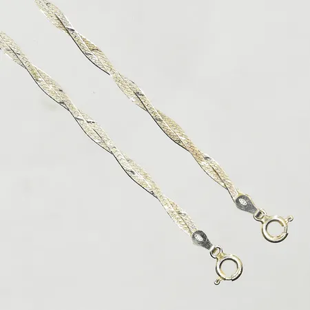 2 armband, flätade modeller, längd 18 cm, bredd 3 mm, ett lås defekt, 925/1000 silver. Vikt: 4,4 g