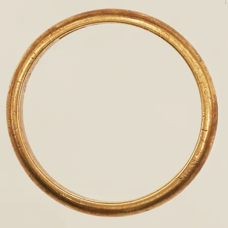 Ring slät, stl 17¼, bredd 3,7mm, gravyr, 18K  Vikt: 4 g