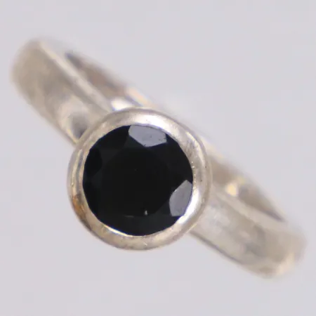 Ring med svart sten, stl 16¾, bredd 3,2-8,6mm, silver 925/1000 Vikt: 5,3 g