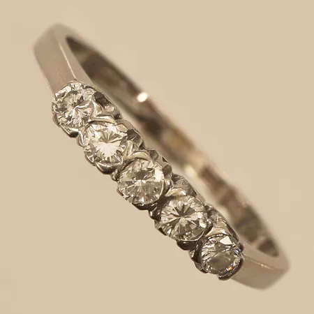 Ring med diamanter 5 x ca 0,04-0,05ct, stl 16½, bredd ca 3mm, 18K  Vikt: 2,3 g