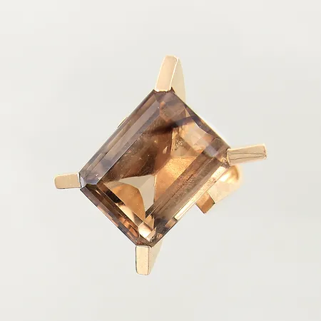 Ring med rökkvarts, stl 17¾, bredd 7,6-27,5mm, nagg, 18K Vikt: 23,7 g