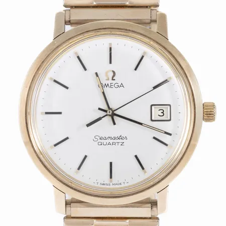 Defekt herrur Omega Seamaster Quartz guld på stål med flexiband i metall. Boett 36 mm, quartz, datum, plexiglas (original), företagsgravyr, fåtal svaga repor på glas. Originalask medföljer. OBS! Servicebehov- går ej att ställa- visarna hackar & fastnar! Nött krona. Går ej - batteribyte krävs? 