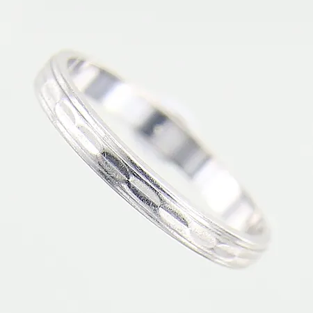 Ring med mönstrad dekor, stl 17½, bredd 2,7mm, vitguld, 18K Vikt: 2,3 g