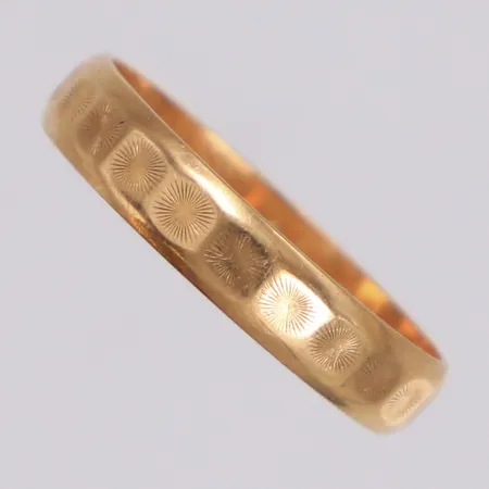 Ring, stl 18, bredd 3,9mm, gravyr, 18K Vikt: 2,7 g