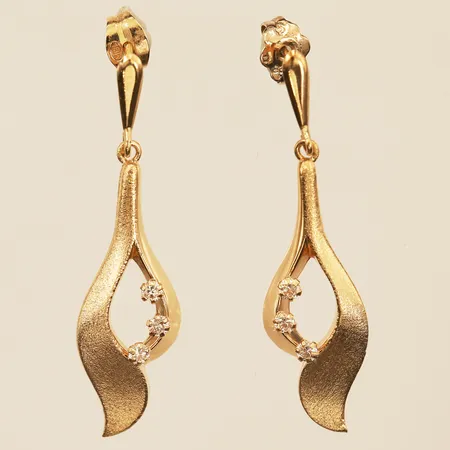 Ett par örhängen med vita stenar, längd 35mm, bredd 10mm, 18K Vikt: 1,7 g