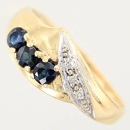 Ring med diamanter 3 x ca 0,005ct samt blå safirer, stl 17¼, bredd 2-8,5mm, GFAB, 18K  Vikt: 2,5 g