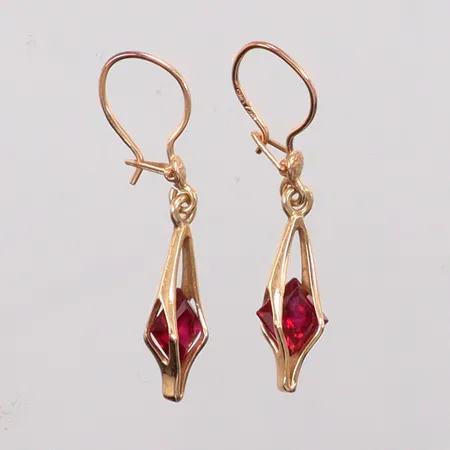 Ett par örhängen med röda stenar, längd 3cm, bredd 5mm, 14K. Vikt: 1,7 g