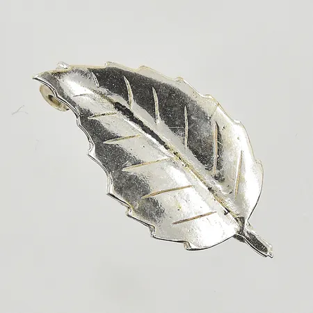 Brosch löv, längd 24 mm, bredd 11 mm, 830/1000 silver. Vikt: 2,3 g