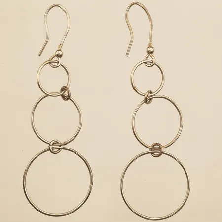 Ett par örhängen, längd 70mm, bredd 24mm, skeva krokar, GHA, silver  Vikt: 3,7 g