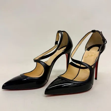 Ett par pumps med justerbara remmar, Christian Louboutin CM 53 Crissos, klackhöjd 100, stl 36½, svart nappaskinn/lack, extra piggar till klacken i dustbag, kvitto Savannahs Stockholm år 2016, bruksskick, originalkartong