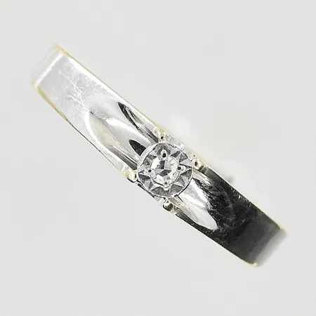 Ring med diamant 0,02ct, stl 16½, bredd 2-3 mm, behov av omrodiering, gravyr, vitguld, 18K. Vikt: 1,6 g