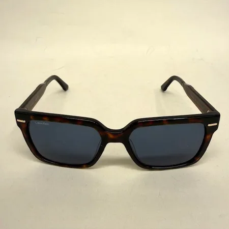 Ett par solglasögon, Calvin Klein, serienr: CK22535S, repor, slitage, originaletui