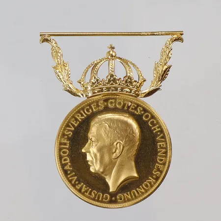 Medalj "För nit och redlighet  i rikets tjänst", Gustav VI Adolf, gravyr, krona samt nål 18K, mynt 23K Vikt: 13,7 g