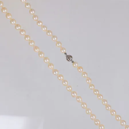 Pärlcollier med odlade pärlor Ø6,5-6,9mm, längd 69cm, slitage på pärlor, lås i silver 925/1000 Vikt: 39,4 g