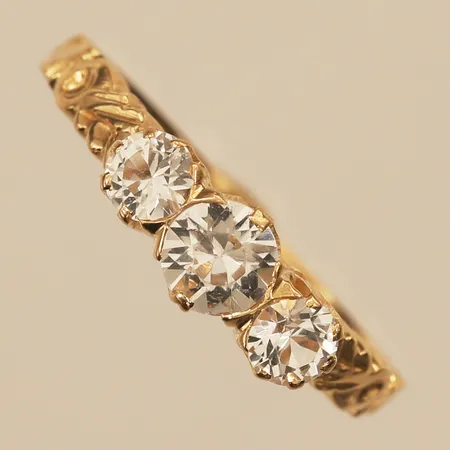 Ring med vita stenar, stl 16½, bredd 5mm, 18K  Vikt: 2,3 g