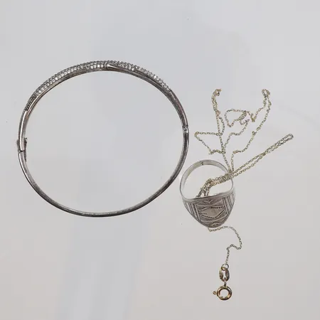 Diverse silver med vita stenar, delvis defekt och ostämplat, silver 830-925/1000 Vikt: 14,9 g