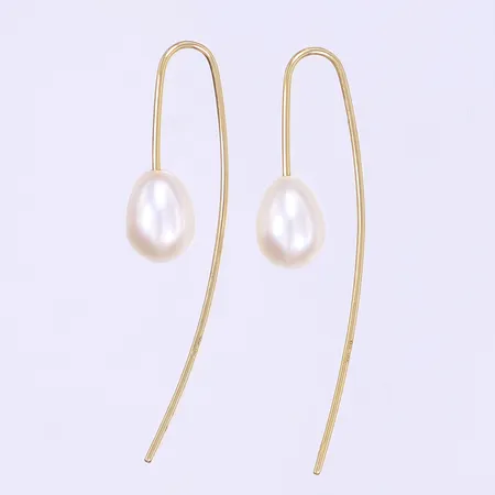 Ett par örhängen med odlade sötvattenspärlor längd 50mm 18K Bruttovikt: 3,6 Vikt: 3,6 g