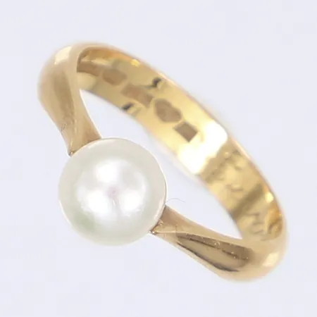 Ring med odlad sötvattenspärla stl 19 bredd 4-7mm gravyr 18K Vikt: 4,9 g