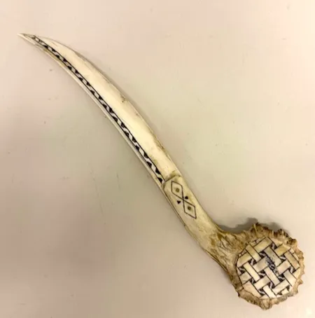 Samisk brevkniv i horn. signerad M.T. längd 24cm Skickas med postpaket.