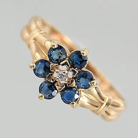 Ring med diamant ca 0,01ct samt blå stenar med nagg, stl 17½, bredd 1,6-9,9mm, 18K Vikt: 2 g