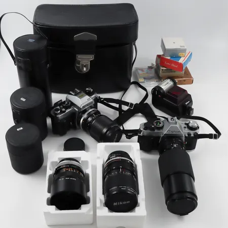 Kamera Canon AE-1 Program + Kamera Nikon FA,objektiv 4 st bla Hoya Skylight 70-210 mm,diverse tillbehör,ej funktionstestat. Skickas med Bussgods eller PostNord