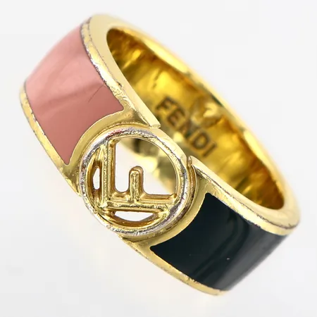 Ring Fendi i gulmetall och emalj, stl 17¼ (M), bredd ca 8mm, med etui Vikt: 0 g