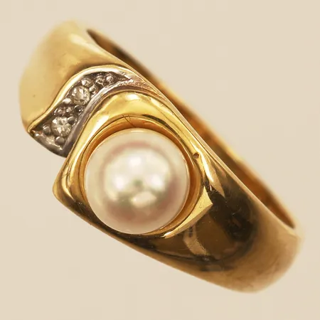Ring med pärla och diamanter 2 x ca0,005ct, stl 16½, bredd ca 3,5-8,5mm, 18K  Vikt: 4,9 g