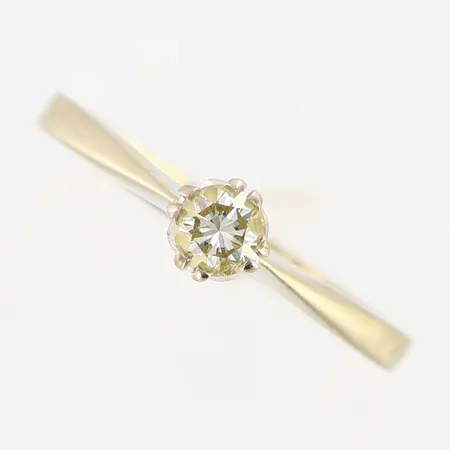 Ring med diamant 0,21ct enligt gravyr, stl 16¼, bredd: 2-4mm, behov av omrodinering, 18K  Vikt: 2,3 g
