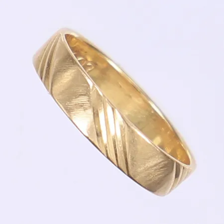 Ring med präglad dekor stl 16¾ bredd 4mm gravyr 18K Vikt: 2,6 g