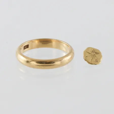 Ring med gravyr och guldbit 18k. Vikt: 4,8 g