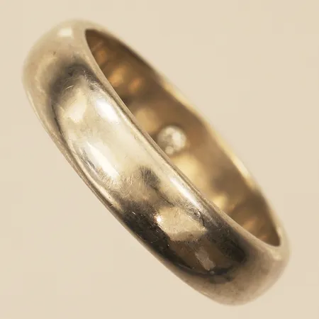 Ring med diamant, infattad på insidan, 1x ca 0,02ct, vitguld, stl 21, bredd 5,9mm, ostämplad, 18K Vikt: 10,8 g