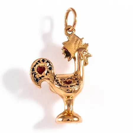 Hänge Portugisisk Tupp i 18K guld. Det är 14 mm brett, 25 mm långt inkl. ögla och väger 1,1g. 